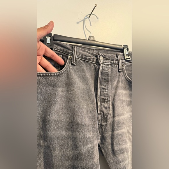 Levi's 501 Jeans Men's 34x32 Black Straight‎ Dark Button Fly Mid Rise Denim. - Picture 2 of 9